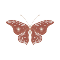 Stilisierter Schmetterling mit symmetrischem Muster aus Sonnen, Sternen und Blätterranken auf rötlich-braunen Flügeln